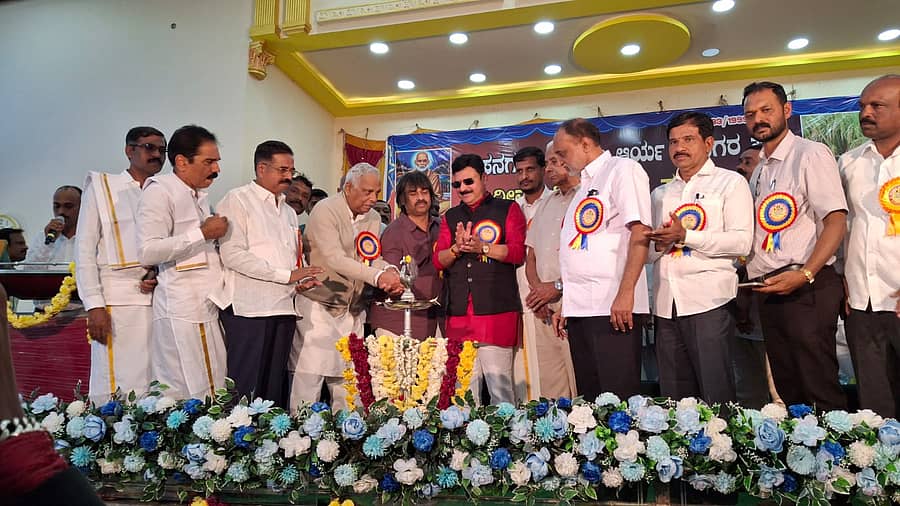 ಹೊಸನಗರ ತಾಲ್ಲೂಕು ಆರ್ಯ ಈಡಿಗರ ಸಂಘದ ನೂತನ ಸಮುದಾಯ ಭವನವನ್ನು ಮಾಜಿ ಸಚಿವ ಕಾಗೋಡು ತಿಮ್ಮಪ್ಪ ಉದ್ಘಾಟಿಸಿದರು