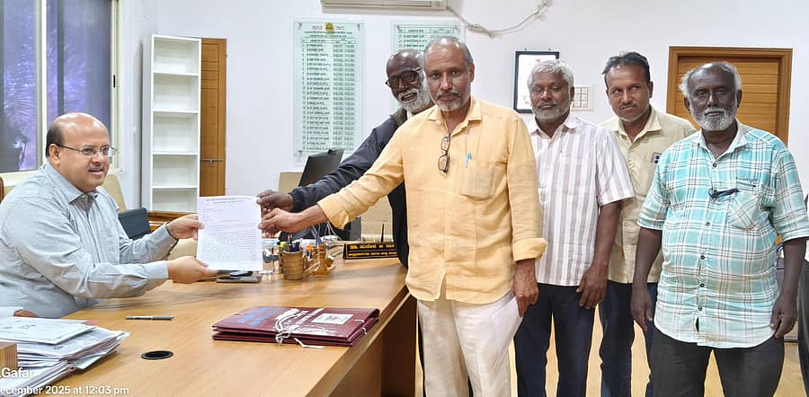 ಕೊಪ್ಪಳದಲ್ಲಿ ಶುಕ್ರವಾರ ಅಕ್ಷರ ದಾಸೋಹ ಬಿಸಿಯೂಟ ತಯಾರಕರ ಯುನಿಯನ್ ಪದಾಧಿಕಾರಿಗಳು ಜಿಲ್ಲಾಧಿಕಾರಿ ಡಾ. ಸುರೇಶ ಇಟ್ನಾಳ ಅವರಿಗೆ ಮನವಿ ಸಲ್ಲಿಸಿದರು