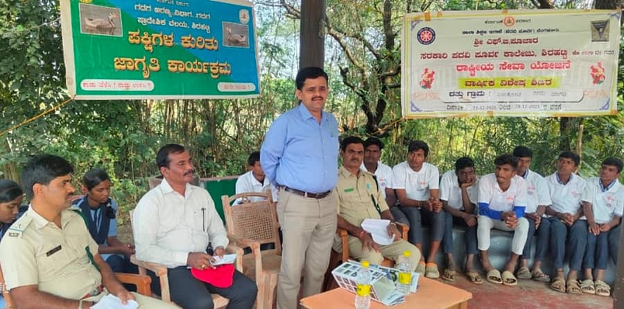 ಶಿರಹಟ್ಟಿ ತಾಲ್ಲೂಕಿನ ಮಾಗಡಿಯಲ್ಲಿ ನಡೆದ ರಾಷ್ಟ್ರೀಯ ಸೇವಾ ಯೋಜನೆಯ ವಾರ್ಷಿಕ ವಿಶೇಷ ಶಿಬಿರದಲ್ಲಿ ತಹಶೀಲ್ದಾರ್ ಕೆ. ರಾಘವೇಂದ್ರರಾವ್ ಮಾತನಾಡಿದರು