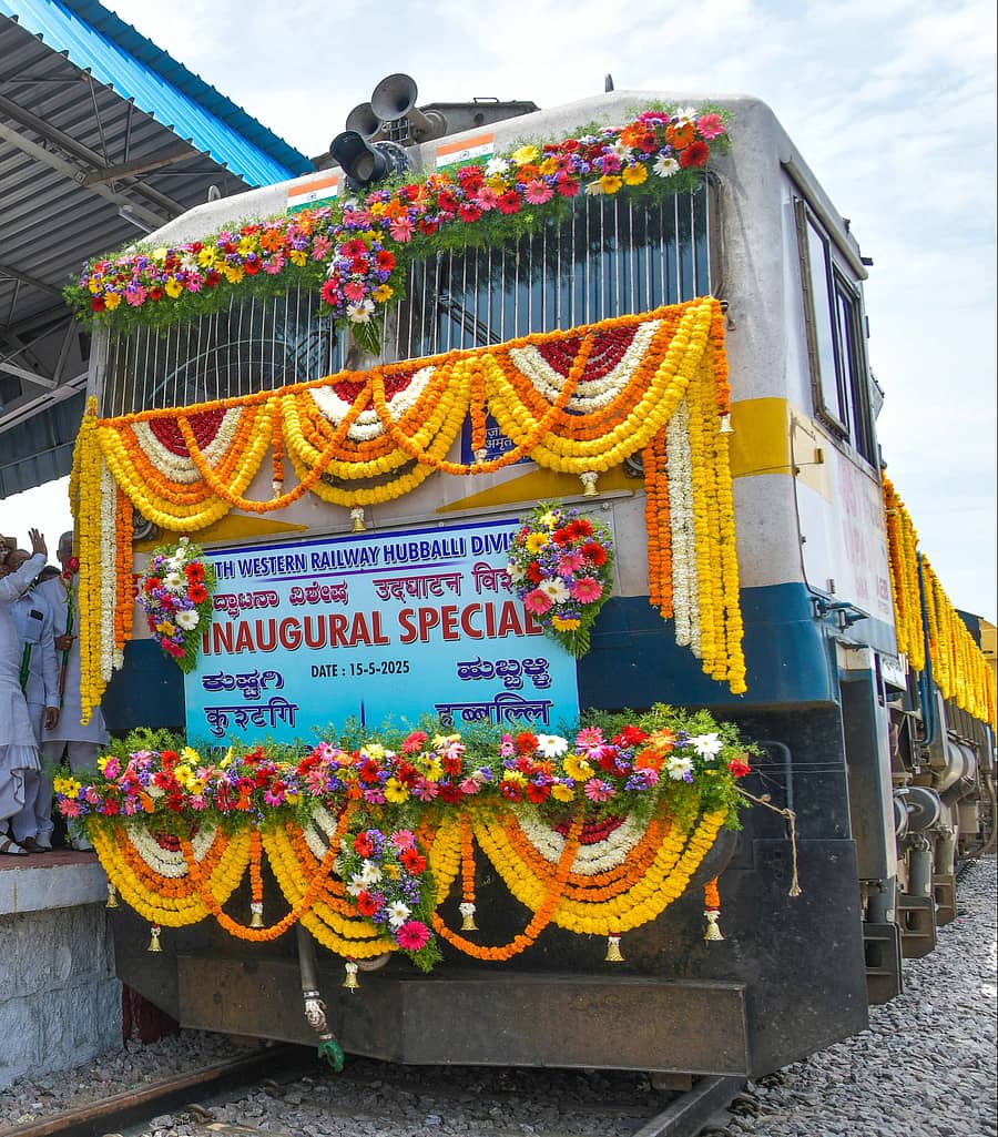 ಕುಷ್ಟಗಿಯಿಂದ ಮೊದಲ ಬಾರಿಗೆ ಸಂಚರಿಸಿದ್ದ ರೈಲಿಗೆ ಮಾಡಲಾಗಿದ್ದ ಅಲಂಕಾರ