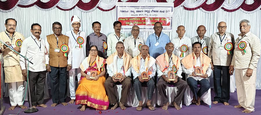ಕಂಪ್ಲಿಯಲ್ಲಿ ರಾಜ್ಯ ಸರ್ಕಾರಿ ನಿವೃತ್ತ ನೌಕರರ ಸಂಘದ ಸಮಾವೇಶದಲ್ಲಿ 70ವರ್ಷ ಮೇಲ್ಪಟ್ಟ ನಿವೃತ್ತ ನೌಕರರನ್ನು ಭಾನುವಾರ ಸನ್ಮಾನಿಸಲಾಯಿತು