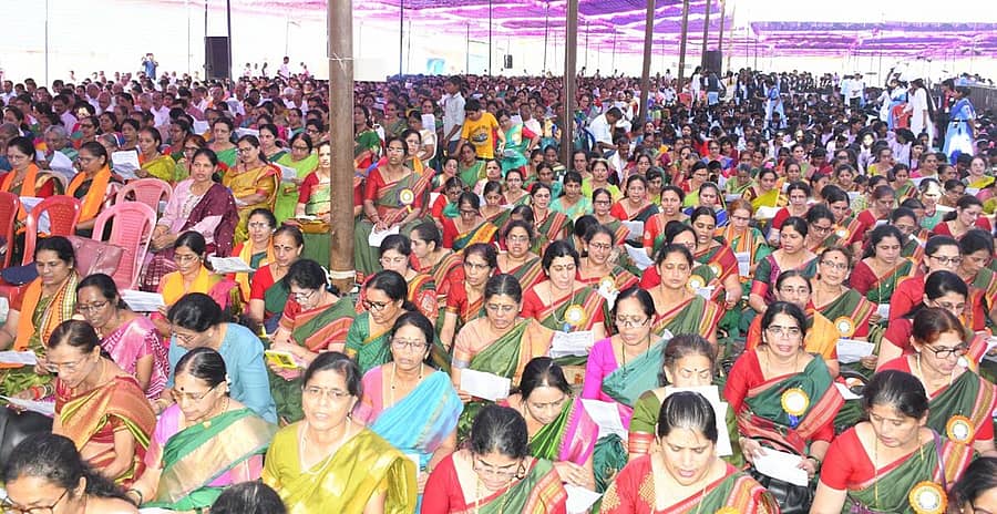 ಶಿವಮೊಗ್ಗದಲ್ಲಿ ನಡೆದಿದ್ದ ಭಗವದ್ಗೀತೆ ಅಭಿಯಾನದ ಮಹಾಸಮರ್ಪಣೆ ಕಾರ್ಯಕ್ರಮದಲ್ಲಿ ಪಾಲ್ಗೊಂಡಿದ್ದ ಮಹಿಳೆಯರು