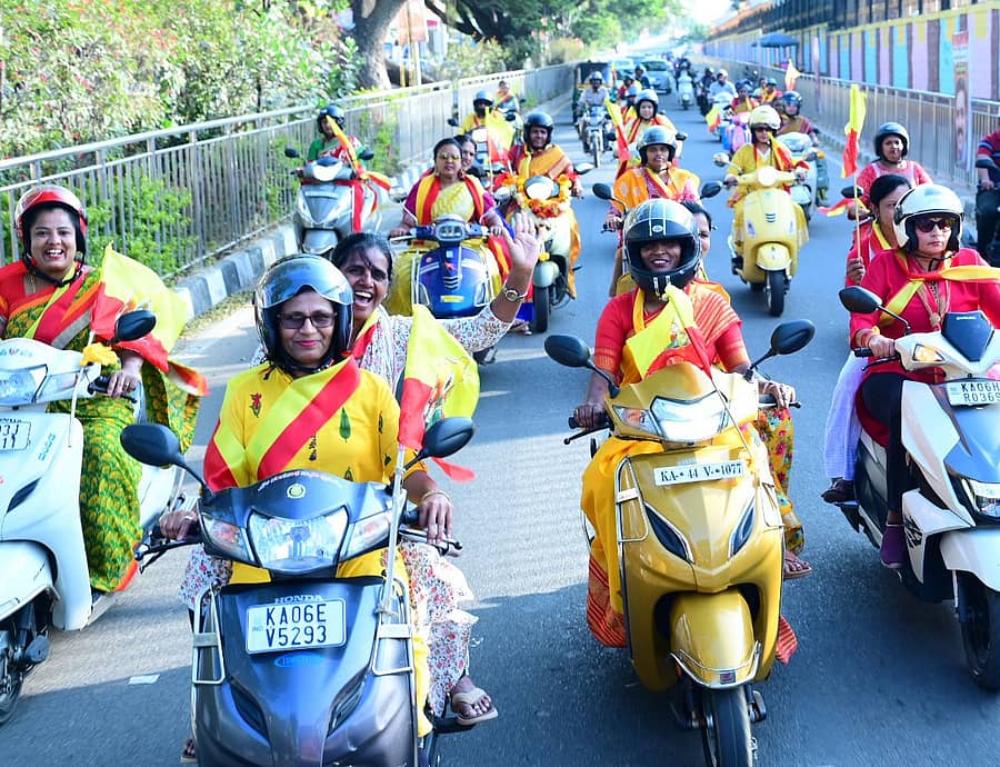 <div class="paragraphs"><p>ತುಮಕೂರಿನಲ್ಲಿ ಶನಿವಾರ ಕನ್ನಡ ಸಾಹಿತ್ಯ ಸಮ್ಮೇಳನದ ಪ್ರಯುಕ್ತ ಮಹಿಳೆಯರ ಬೈಕ್ ರ್ಯಾಲಿ ನಡೆಯಿತು</p></div>