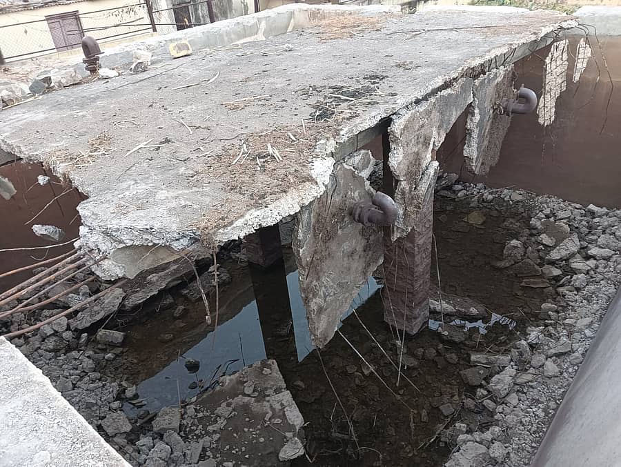 ಮಹಾಲಿಂಗಪುರದ ಗಡಾದಗಲ್ಲಿಯಲ್ಲಿರುವ ಕುಡಿಯುವ ನೀರಿನ ಟ್ಯಾಂಕ್ ಕುಸಿದಿರುವುದು