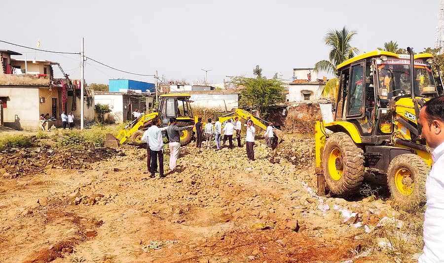 ಹುಲಸೂರು ಸಮೀಪದ ಭಾಲ್ಕಿ ತಾಲೂಕಿನ ಮೇಹಕರ್‌ನಲ್ಲಿ ಜೆಸಿಬಿ ಯಂತ್ರದಿಂದ ಭಾನುವಾರ ತಹಶೀಲ್ದಾರ್ ಮಲ್ಲಿಕಾರ್ಜುನ್ ವಡ್ಡನಕೆರೆ ನೇತೃತ್ವದಲ್ಲಿ ಗ್ರಾಮದ ಒತ್ತುವರಿ ಮಾಡಲಾದ ಜಾಗವನ್ನು ಪೊಲೀಸ್ ಬಿಗಿ ಬಂದೋಬಸ್ತ್ ಮೂಲಕ ಹದ್ದುಬಸ್ತು ನಡೆಸಲಾಯಿತು