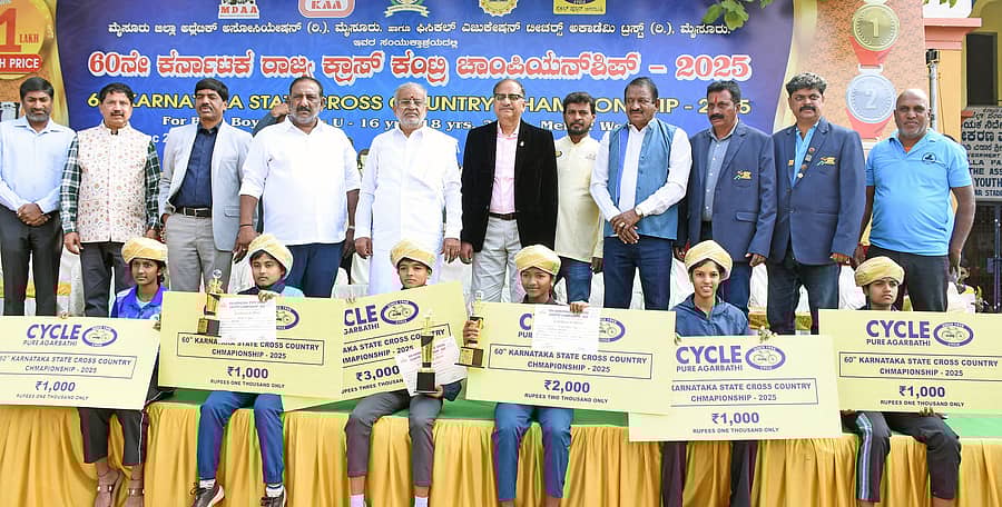 ಮೈಸೂರಿನ ಚಾಮುಂಡಿವಿಹಾರ ಕ್ರೀಡಾಂಗಣದಲ್ಲಿ ಭಾನುವಾರ 60ನೇ ರಾಜ್ಯ ಕ್ರಾಸ್ ಕಂಟ್ರಿ ಚಾಂಪಿಯನ್‌ಶಿಪ್‌ ಸ್ಪರ್ಧೆಯ 16 ವರ್ಷದೊಳಗಿನ ಬಾಲಕಿಯರ 2 ಕಿ.ಮೀ ಓಟ ವಿಭಾಗದಲ್ಲಿ ವಿಜೇತರಾದವರಿಗೆ ಶಾಸಕ ಜಿ.ಟಿ.ದೇವೇಗೌಡ ಹಾಗೂ ಕೆ.ಹರೀಶ್‌ ಗೌಡ ಬಹುಮಾನ ವಿತರಿಸಿದರು