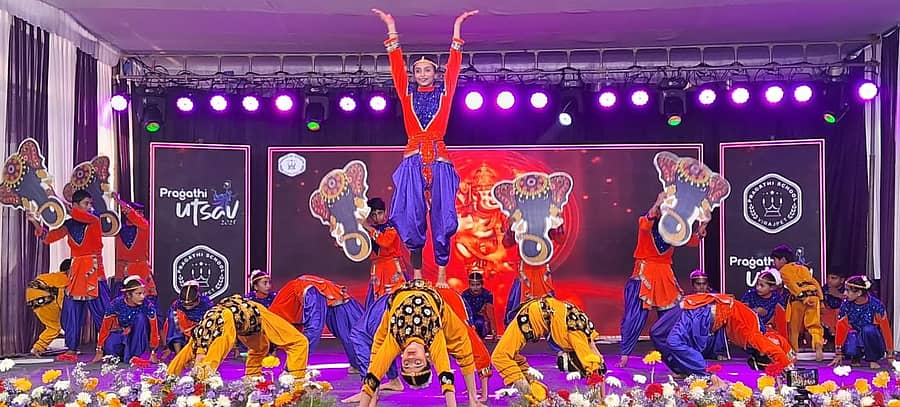 ವಿರಾಜಪೇಟೆ ಪ್ರಗತಿ ಶಾಲೆಯ ವಾರ್ಷಿಕೋತ್ಸವದಲ್ಲಿ ವಿದ್ಯಾರ್ಥಿಗಳು ನೃತ್ಯ ಪ್ರದರ್ಶಿಸಿದರು