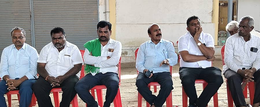 ಲಕ್ಷ್ಮೇಶ್ವರದಲ್ಲಿ ಶನಿವಾರ ನಡೆದ ಸಮಗ್ರ ರೈತಪರ ಹೋರಾಟ ವೇದಿಕೆಯ ಸಭೆಯಲ್ಲಿ ರೈತ ಮುಖಂಡರು ಪಾಲ್ಗೊಂಡಿದ್ದರು