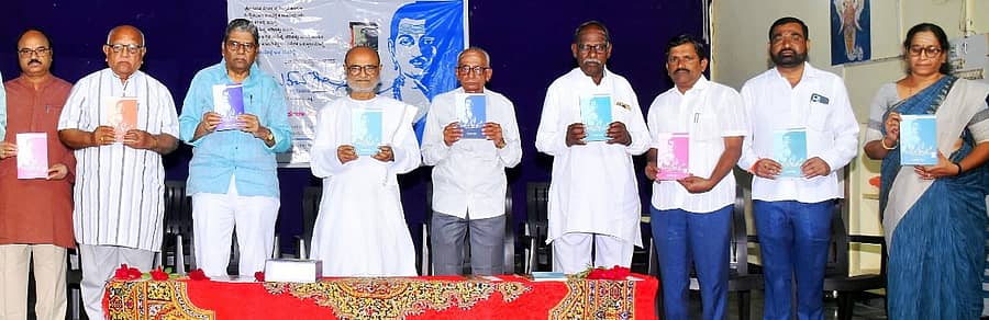 ಮಾನ್ವಿಯಲ್ಲಿ ಶನಿವಾರ ಪತ್ರಕರ್ತ ಬಸವರಾಜ ಸ್ವಾಮಿ ರಚಿಸಿದ ಬಸವ ಗೀತೆ ಸತ್ಯ ಸಂವಾದ ಸಂಪುಟಗಳನ್ನು ಗಣ್ಯರು ಲೋಕಾರ್ಪಣೆ ಮಾಡಿದರು