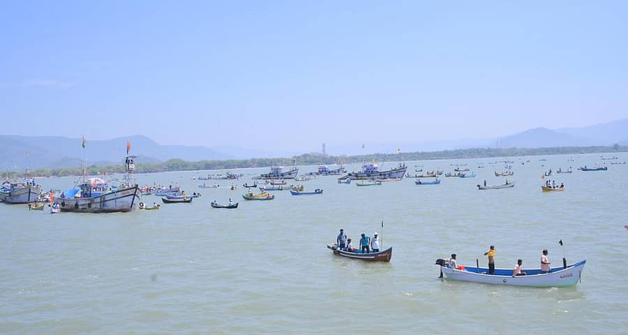 ಕೇಣಿಯಲ್ಲಿ ಗ್ರೀನ್‍ಫೀಲ್ಡ್ ಬಂದರು ಯೋಜನೆ ವಿರೋಧಿಸಿ ಅಂಕೋಲಾ ತಾಲ್ಲೂಕಿನ ಬೇಲೆಕೇರಿ ಸಮೀಪ ಮೀನುಗಾರರು ಪರ್ಸಿನ್ ದೋಣಿ, ನಾಡದೋಣಿಗಳಲ್ಲಿ ಮೂಲಕ ಸಮುದ್ರದಲ್ಲಿ ಪ್ರತಿಭಟಿಸಿದ್ದರು.
