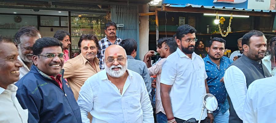 ಮಾಲೂರಿನ ಮಾರಿಕಾಂಬ ವೃತ್ತದಲ್ಲಿ ಮಾಜಿ ಸಚಿವ ಎಸ್.ಎನ್.ಕೃಷ್ಣಯ್ಯ ಶೆಟ್ಟಿ ಸುದ್ದಿಗಾರರೊಂದಿಗೆ ಮಾತನಾಡಿದರು