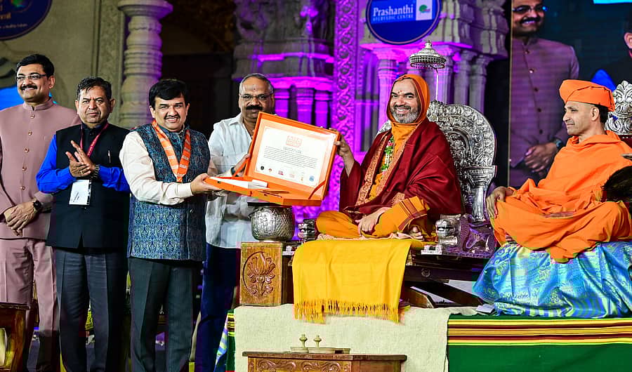 ಎರಡನೇ ಆಯುರ್ವೇದ ವಿಶ್ವ ಸಮ್ಮೇಳನದ ಸಮಾರೋಪ ಸಮಾರಂಭದಲ್ಲಿ ಗಿರಿಧರ ಕಜೆ ಅವರಿಗೆ ರಾಘವೇಶ್ವರ ಭಾರತಿ ಸ್ವಾಮೀಜಿ ಏಷ್ಯಾ ಬುಕ್ ಆಫ್ ರೆಕಾರ್ಡ್ಸ್ ಪ್ರಮಾಣಪತ್ರ ನೀಡಿ ಗೌರವಿಸಿದರು. ಎಸ್‌. ರವಿಕುಮಾರ್, ಜಯಪ್ರಕಾಶ್ ನಾರಾಯಣ್, ಹರಿಕೃಷ್ಣ ಎಂ., ಚಾರುಕೀರ್ತಿ ಭಟ್ಟಾರಕ ಸ್ವಾಮೀಜಿ ಉಪಸ್ಥಿತರಿದ್ದರು -ಪ್ರಜಾವಾಣಿ ಚಿತ್ರ