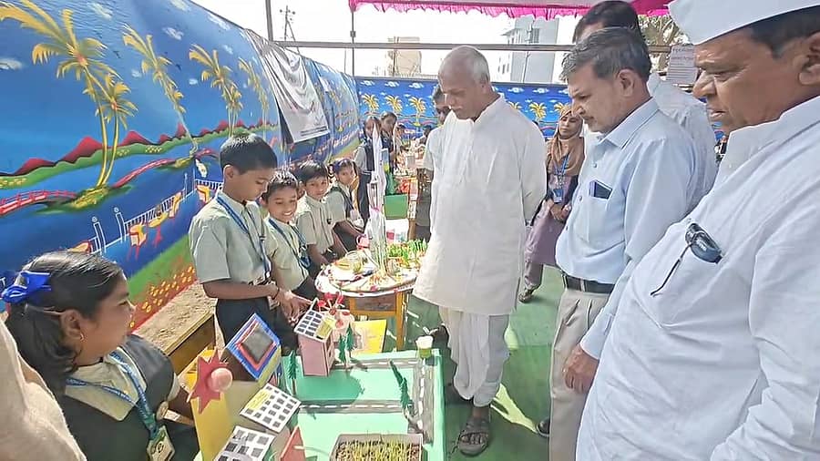 ಪಟ್ಟಣದ ಡಾ ಎ ಪಿ ಜೆ ಅಬ್ದುಲ್ ಕಲಾಂ ಆಂಗ್ಲ ಮಾಧ್ಯಮ ಶಾಲೆಯಲ್ಲಿ ಶನಿವಾರ ಹಮ್ಮಿಕೊಂಡ ವಿಜ್ಞಾನ, ಗಣಿತ ಹಾಗೂ ಸಮಾಜ ವಿಜ್ಞಾನ ವಸ್ತುಪ್ರದರ್ಶನ ಕಾರ್ಯಕ್ರಮದ ಹಮ್ಮಿಕೊಳ್ಳಲಾಗಿತ್ತು.