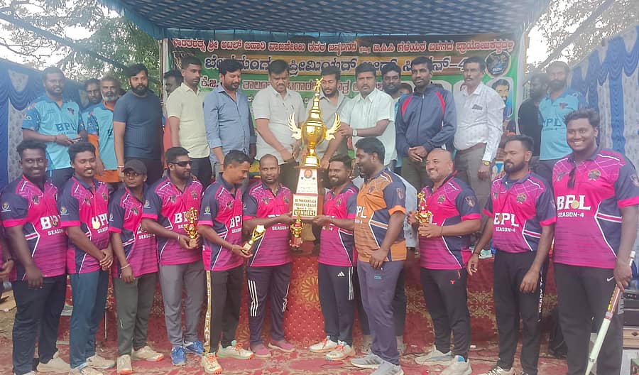 ಬೇತಮಂಗಲ ಸಮೀಪದ ಬಂಗಾರು ತಿರುಪತಿಯ ಕ್ರಿಕೆಟ್ ಮೈದಾನದಲ್ಲಿ ನಡೆದ ಕ್ರಿಕೆಟ್ ಪಂದ್ಯಾವಳಿಯಲ್ಲಿ ವಿಜೇತರಾದ ಕೃಷ್ಣ ಇಲೆವೆನ್ಸ್ ತಂಡ ಟ್ರೋಫಿ ಸ್ವೀಕರಿಸಿದರು