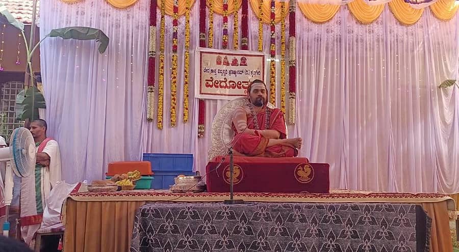 ಶೃಂಗೇರಿ ತಾಲ್ಲೂಕಿನ ಕೊಚ್ಚಾರು ಶ್ರೀಲಕ್ಷ್ಮಿನರಸಿಂಹಸ್ವಾಮಿ ದೇವಸ್ಥಾನದಲ್ಲಿ ವೇದ ಪಾರಾಯಣದ ಅಂಗವಾಗಿ ಶೃಂಗೇರಿ ಶಾರದಾ ಪೀಠದ ಗುರುಗಳಾದ ವಿಧುಶೇಖರ ಭಾರತೀ ಸ್ವಾಮೀಜಿ ಆಶೀರ್ವಚನ ನೀಡಿದರು