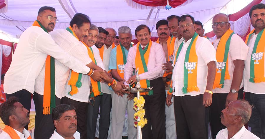 ಆನೇಕಲ್ ತಾಲ್ಲೂಕಿನ ಸಮಂದರು ಗೇಟ್‌ನಲ್ಲಿ ಭಾರತೀಯ ಜನತಾ ಪಕ್ಷದ ವತಿಯಿಂದ ಅಟಲ್ ಬಿಹಾರಿ ವಾಜಪೇಯಿ ಅವರ ಜನ್ಮ ದಿನಾಚರಣೆ ಪ್ರಯುಕ್ತ ಆಯೋಜಿಸಿದ್ದ ಆರೋಗ್ಯ ತಪಾಸಣಾ ಶಿಬಿರವನ್ನು ಸಂಸದ ಡಾ.ಸಿ.ಎನ್‌.ಮಂಜುನಾಥ್‌ ಮತ್ತು ಕೇಂದ್ರದ ಮಾಜಿ ಸಚಿವ ಎ.ನಾರಾಯಣಸ್ವಾಮಿ ಉದ್ಘಾಟಿಸಿದರು