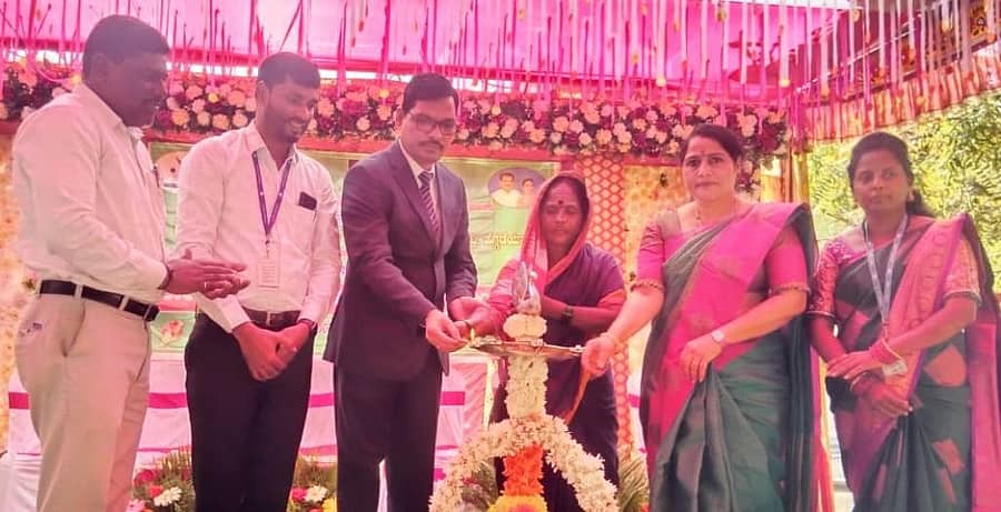 ಇಂಡಿ ತಾಲ್ಲೂಕಿನ ಹಿರೇರೂಗಿ ಗ್ರಾಮದ ಶ್ರೀ ಜಟ್ಟಿಂಗೇಶ್ವರ ದೇವಾಲಯದ ಆವರಣದಲ್ಲಿ ಶನಿವಾರ ತಾಲ್ಲೂಕು ಮಟ್ಟದ ಮಹಿಳಾ ವಿಚಾರಗೋಷ್ಠಿ ಕಾರ್ಯಕ್ರಮ ಉದ್ಘಾಟಿಸಿದ ಹಿರಿಯ ಶ್ರೇಣಿ ದಿವಾನಿ ನ್ಯಾಯಾಧೀಶ ಕೋಟೆಪ್ಪ ಕಾಂಬಳೆ ಮಾತನಾಡಿದರು