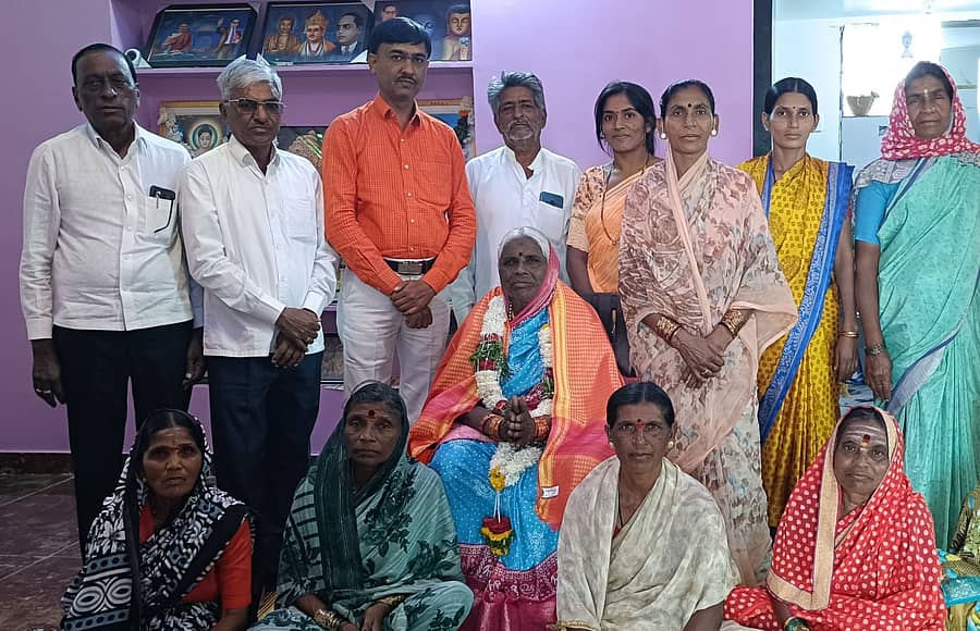 ಔರಾದ್ ತಾಲ್ಲೂಕಿನ ಜೋಜನಾ ಗ್ರಾಮದ ಜಾನಪದ ಅಕಾಡೆಮಿ ಪ್ರಶಸ್ತಿಗೆ ಆಯ್ಕೆಯಾದ ಇಂದ್ರಮ್ಮ ಶಾಮರಾವ ಅವರನ್ನು ಸನ್ಮಾನಿಸಲಾಯಿತು