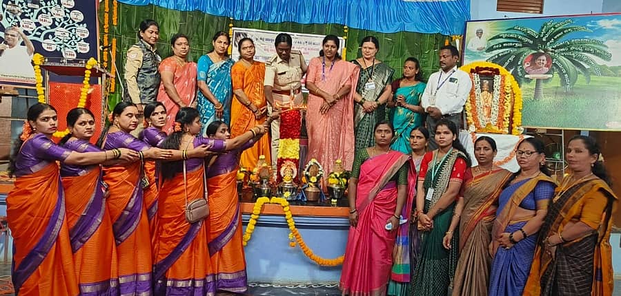 ಹರಪನಹಳ್ಳಿ ತಾಲ್ಲೂಕು ದೇವರ ತಿಮ್ಲಾಪುರ ಗ್ರಾಮದಲ್ಲಿ ಧರ್ಮಸ್ಥಳ ಗ್ರಾಮಾಭಿವೃದ್ದಿ ಯೋಜನೆ ವತಿಯಿಂದ ಶನಿವಾರ ಜರುಗಿದ ತಾಲ್ಲೂಕು ಮಟ್ಟದ ಮಹಿಳಾ ಜ್ಞಾನ ವಿಕಾಸ ಮತ್ತು ವಿಚಾರ ಗೋಷ್ಟಿಗೆ ಚಾಲನೆ ನೀಡಲಾಯಿತು