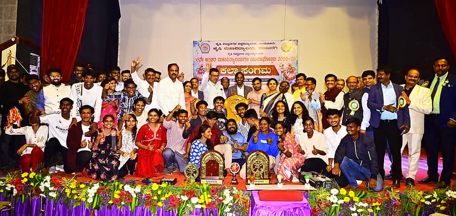 ಕಲಬುರಗಿಯ ಕೃಷಿ ಮಹಾವಿದ್ಯಾಲಯದಲ್ಲಿ ಭಾನುವಾರ ಮುಕ್ತಾಯಗೊಂಡ ಅಂತರ ಕಾಲೇಜುಗಳ 16ನೇ ಯುವಜನೋತ್ಸವದ ‘ಕಲಾ ಸಂಗಮ’ದಲ್ಲಿ ರಾಯಚೂರು ಕೃಷಿ ಮಹಾವಿದ್ಯಾಲಯವು ‘ಸಮಗ್ರ ಚಾಂಪಿಯನ್‌’ ಆಗಿ ಹೊರಹೊಮ್ಮಿತು
–ಪ್ರಜಾವಾಣಿ ಚಿತ್ರ