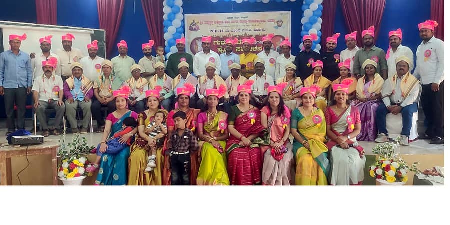 ಬನಹಟ್ಟಿಯ ಎಸ್ ಟಿ ಸಿ ಕಾಲೇಜಿನಲ್ಲಿ 2011-14 ಬಿಬಿಎ ವಿದ್ಯಾರ್ಥಿಗಳ ಹಮ್ಮಿಕೊಂಡ ಗುರುವಂದನೆ ಮತ್ತು ಸ್ನೇಹ ಸಮ್ಮೇಳನ ಕಾರ್ಯಕ್ರಮದಲ್ಲಿ ವಿದ್ಯಾರ್ಥಿಗಳು ಗುರುಗಳನ್ನು ಸನ್ಮಾನಿಸಿದರು.