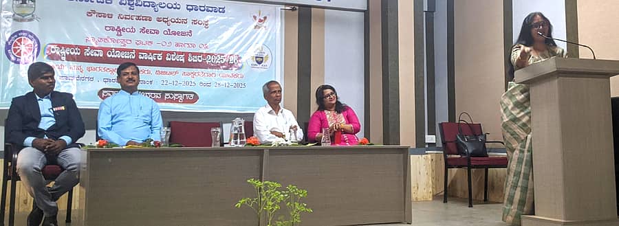 ಧಾರವಾಡದ ಕ.ವಿ.ವಿ ಕಿಮ್ಸ್ ಸಂಸ್ಥೆಯಲ್ಲಿ ಏರ್ಪಡಿಸಿದ್ದ ಎನ್‍ಎಸ್‍ಎಸ್ ವಿಶೇಷ ಶಿಬಿರದಲ್ಲಿ ಅಂಜನಾ ಬಸನಗೌಡರ ಮಾತನಾಡಿದರು 