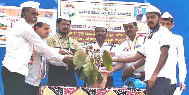 ಚಡಚಣ ಸಮೀಪದ ಮರಗೂರ ಗ್ರಾಮದ  ಮುರಾರ್ಜಿ ದೇಸಾಯಿ ವಸತಿ ಶಾಲೆಯಲ್ಲಿ ಭಾರತ ಸೇವಾದಳ ಅಮೃತ ಮಹೋತ್ಸವ ಅಂಗವಾಗಿ ಭಾನುವಾರ ಆಯೋಜಿಸಿದ  ಭಾರತ ಸೇವಾದಳ ಸಪ್ತಾಹ ಕಾರ್ಯಕ್ರಮವನ್ನು ಭಾರತ ಸೇವಾದಳ ವಲಯ ಸಂಘಟಕ ನಾಗೇಶ ಡೋಣೂರ ಉದ್ಘಾಟಿಸಿದರು.          