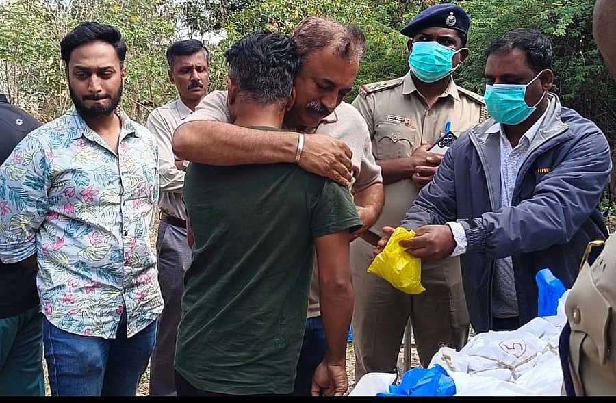 ಚಿತ್ರದುರ್ಗದ ಜಿಲ್ಲಾ ಆಸ್ಪತ್ರೆ ಆವರಣದಲ್ಲಿ ಬೆಂಗಳೂರಿನ ಬಿಂದು, ಗ್ರೇಯಾ ಕುಟುಂಬ ಸದಸ್ಯರು ದುಃಖದ ನಡುವೆ ಮೃತದೇಹದ ಅವಶೇಷ ಸ್ವೀಕರಿಸಿದರು