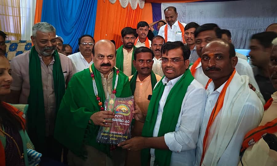 ಲಕ್ಷ್ಮೇಶ್ವರ ತಾಲ್ಲೂಕಿನ ಸೂರಣಗಿ ಗ್ರಾಮದಲ್ಲಿ ಭಾನುವಾರ ನಡೆದ ಕಾರ್ಯಕ್ರಮದಲ್ಲಿ ಶಾಸಕ ಡಾ. ಚಂದ್ರು ಲಮಾಣಿ ಅವರು ಸಂಸದ ಬಸವರಾಜ ಬೊಮ್ಮಾಯಿ ಅವರನ್ನು ಸನ್ಮಾನಿಸಿದರು