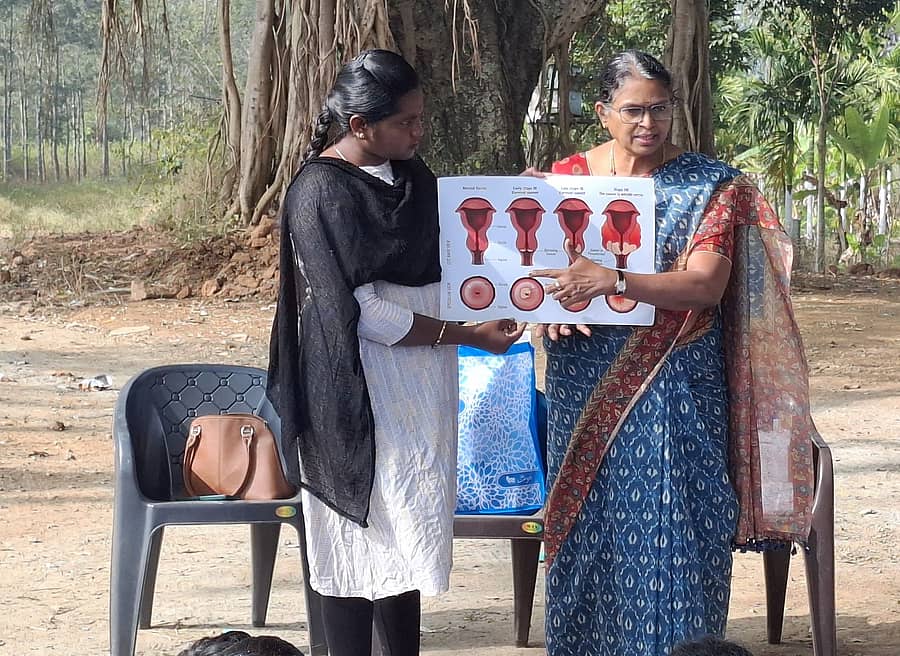 ದೊಡ್ಡಬಳ್ಳಾಪುರ ತಾಲ್ಲೂಕಿನ ಗಾರಡಿಗರಪಾಳ್ಯದ ಮಹಿಳೆಯರಿಗೆ ಮುಟ್ಟಿನ ಬಗ್ಗೆ ಸ್ತ್ರೀರೋಗ ತಜ್ಞೆ,ಲೇಖಕಿ ಡಾ.ಇಂದಿರಾ ಮಾಹಿತಿ ನೀಡಿದರು