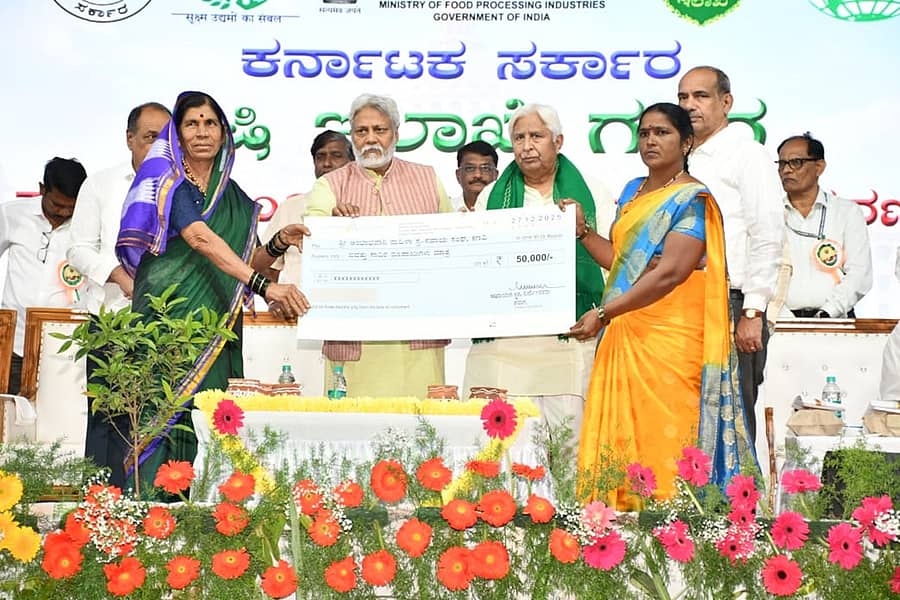 ಮುಳಗುಂದ ಪಟ್ಟಣದಲ್ಲಿ ಶನಿವಾರ ನಡೆದ ರಿವಾರ್ಡ್ ಯೋಜನೆಯ ಸಮಾರಂಭದಲ್ಲಿ ಸ್ವಸಹಾಯ ಸಂಘದ ಸದಸ್ಯೆಯರಿಗೆ ₹50 ಸಾವಿರ ಮೊತ್ತದ ನೆರವಿನ ಚೆಕ್‌ ಅನ್ನು ಸಚಿವ ಎಚ್‌.ಕೆ. ಪಾಟೀಲ, ಜಲತಜ್ಞ ರಾಜೇಂದ್ರ ಸಿಂಗ್‌ ವಿತರಿಸಿದರು