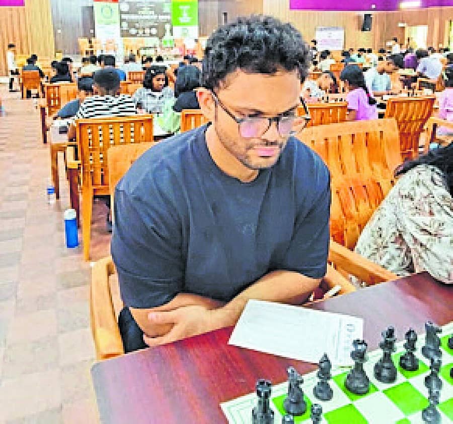 <div class="paragraphs"><p>ಎರಡನೇ ಸುತ್ತಿನಲ್ಲಿ ಕರ್ನಾಟಕದ ಧೀರೇನ್ ಮಖೀಜ ಎದುರು ಅಡಿದ ರಾಹುಲ್ ಮಲ್ಯ</p><p><br></p></div>