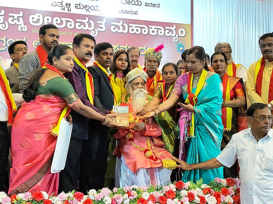 ಹೊಸಪೇಟೆಯಲ್ಲಿ ಭಾನುವಾರ ಶ್ರೀಕೃಷ್ಣ ಲೀಲಾಮೃತ ಮಹಾಕಾವ್ಯದ ಕುರಿತು ಮಾತನಾಡಿದ ಪ್ರವಚನಕಾರ ಪಾವಗಡ ಪ್ರಕಾಶರಾವ್ ಅವರನ್ನು ಸನ್ಮಾನಿಸಲಾಯಿತು  –ಪ್ರಜಾವಾಣಿ ಚಿತ್ರ