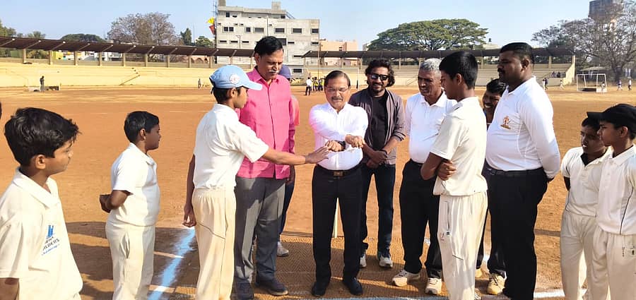 ಬೀದರ್‌ ನೆಹರೂ ಕ್ರೀಡಾಂಗಣದಲ್ಲಿ ವಿಜಯಪುರ ಹಾಗೂ ಕಲಬುರಗಿ ತಂಡಗಳ ನಡುವಿನ ಪಂದ್ಯಕ್ಕೂ ಮುನ್ನ ಪಿಡಬ್ಲ್ಯೂಡಿ ಇಇ ಶಿವಶಂಕರ್‌ ಕಾಮಶೆಟ್ಟಿ ಅವರು ಟಾಸ್‌ ಹಾರಿಸಿದರು