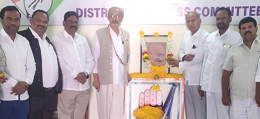 ಚಿತ್ರದುರ್ಗದ ಕಾಂಗ್ರೆಸ್‌ ಜಿಲ್ಲಾ ಘಟಕದ ಕಚೇರಿಯಲ್ಲಿ ಆಯೋಜಿಸಿದ್ದ ಕಾಂಗ್ರೆಸ್‌ ಸಂಸ್ಥಾಪನಾ ದಿನಾಚರಣೆ ಕಾರ್ಯಕ್ರಮದಲ್ಲಿ ಅಧ್ಯಕ್ಷ ಎಂ.ಕೆ.ತಾಜ್‌ಪೀರ್‌ ಸೇರಿ ಇತರರು ಭಾಗಿಯಾಗಿದ್ದರು