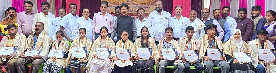 ಚಳ್ಳಕೆರೆಯ ಸರ್ಕಾರಿ ಪಿಯು ಕಾಲೇಜಿನಲ್ಲಿ ಶನಿವಾರ ನಡೆದ ಸಾಂಸ್ಕೃತಿಕ ಚಟುವಟಿಕೆಗಳ ಸಮಾರೋಪ ಸಮಾರಂಭದಲ್ಲಿ ಶಾಸಕ ಟಿ.ರಘುಮೂರ್ತಿ ಅವರು ವಿದ್ಯಾರ್ಥಿಗಳನ್ನು ಸನ್ಮಾನಿಸಿದರು