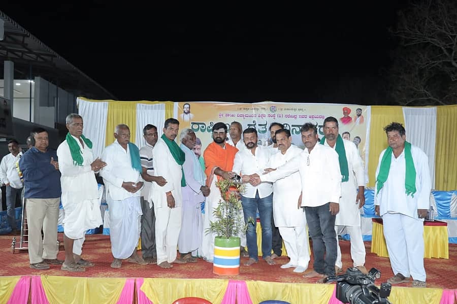 ಧಾರವಾಡ ತಾಲ್ಲೂಕಿನ ನರೇಂದ್ರ ಗ್ರಾಮದಲ್ಲಿ ಏರ್ಪಡಿಸಿದ್ದ ರೈತ ದಿನಾಚರಣೆಯನ್ನು ಮಾಜಿ ಶಾಸಕ ಅಮೃತ ದೇಸಾಯಿ ಉದ್ಘಾಟಿಸಿದರು