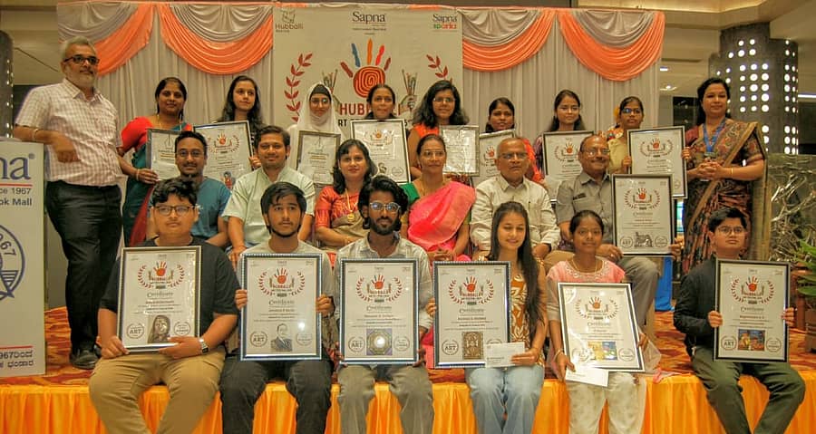 ಹುಬ್ಬಳ್ಳಿ ಕಲಾ ಉತ್ಸವ ಹಾಗೂ ಹುಬ್ಬಳ್ಳಿ ಕಾವ್ಯೋತ್ಸವ ಸ್ಪರ್ಧೆಯ ವಿಜೇತರಿಗೆ ಹುಬ್ಬಳ್ಳಿಯ ಸಪ್ನ ಬುಕ್‌ಹೌಸ್‌ನಲ್ಲಿ ಪ್ರಶಸ್ತಿ ವಿತರಿಸಲಾಯಿತು