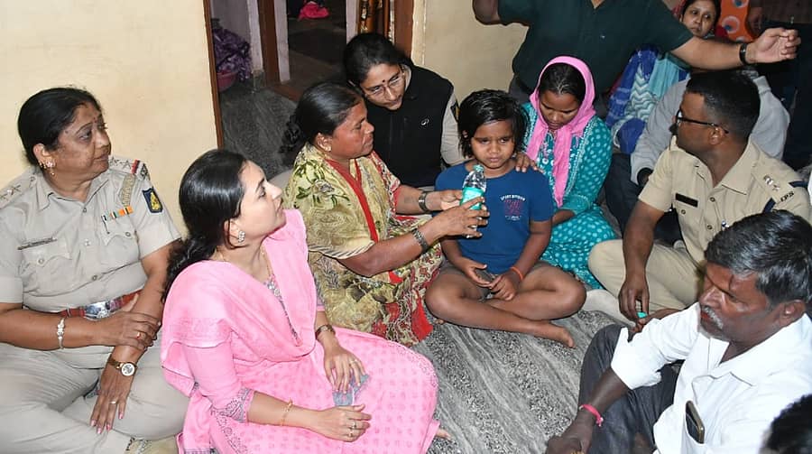 ಹುಬ್ಬಳ್ಳಿ ತಾಲ್ಲೂಕಿನ ಇನಾಂ ವೀರಾಪುರ ಗ್ರಾಮದಲ್ಲಿ ಭಾನುವಾರ ಶಾಂತಿಸಭೆ ನಡೆಸಿದ ಜಿಲ್ಲಾಧಿಕಾರಿ ದಿವ್ಯಪ್ರಭು ಅವರು, ಸಂತ್ರಸ್ತರ ನಿವಾಸಕ್ಕೆ ಭೇಟಿ ನೀಡಿ ಸಾಂತ್ವನ ಹೇಳಿದರು. ಪೊಲೀಸ್‌ ವರಿಷ್ಠಾಧಿಕಾರಿ ಗುಂಜನ್‌ ಆರ್ಯ ಹಾಜರಿದ್ದರು