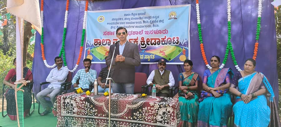 ಶಿರಸಿ ತಾಲ್ಲೂಕಿನ ಇಸಳೂರು ಸರ್ಕಾರಿ ಪ್ರೌಢಶಾಲೆಯಲ್ಲಿ ನಡೆದ ಶಾಲೆಯ ವಾರ್ಷಿಕ ಕ್ರೀಡಾಕೂಟದಲ್ಲಿ ಕಾಶೀನಾಥ ನಾಯ್ಕ ಮಾತನಾಡಿದರು