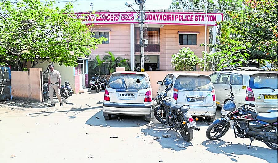 <div class="paragraphs"><p>ಮೈಸೂರಿನ ಉದಯಗಿರಿಯಲ್ಲಿ ಠಾಣೆಗೆ ಎಸೆದಿದ್ದ ಕಲ್ಲಿನಿಂದ ಜಖಂಗೊಂಡ ಪೊಲೀಸ್ ವಾಹನಗಳು</p></div>