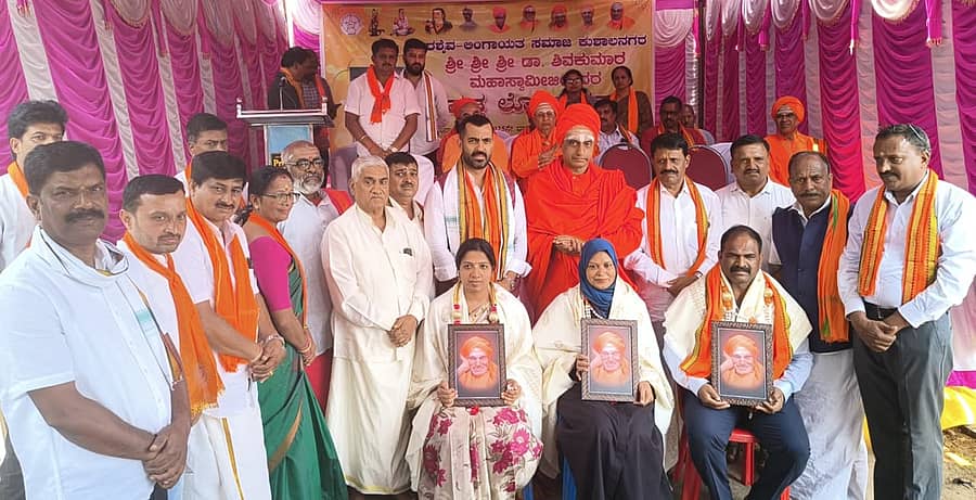 ಕುಶಾಲನಗರದಲ್ಲಿ ಶಿವಕುಮಾರ ಸ್ವಾಮೀಜಿ ಪ್ರತಿಮೆ ಉದ್ಘಾಟನಾ ಸಮಾರಂಭದಲ್ಲಿ ಪುರಸಭೆ ಮಾಜಿ ಅಧ್ಯಕ್ಷ ಬಿ.ಜೈವರ್ಧನ್, ಮಾಜಿ ಉಪಾಧ್ಯಕ್ಷ ಸುರೇಯಾಬಾನು ಅವರನ್ನು ಸನ್ಮಾನಿಸಲಾಯಿತು