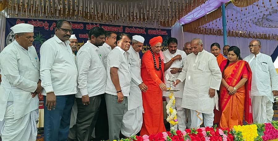 ರಾಮದುರ್ಗ ತಾಲ್ಲೂಕಿನ ಖಾನಪೇಟೆಯ ಶ್ರೀ ಧನಲಕ್ಷ್ಮೀ ಸಹಕಾರಿ ಸಕ್ಕರೆ ಕಾರ್ಖಾನೆಯ ವಾರ್ಷಿಕ ಸಾಮಾನ್ಯ ಸಭೆಯನ್ನು ತೊರಗಲ್ ಮಠದ ಚನ್ನಮಲ್ಲ ಶಿವಾಚಾರ್ಯ ಸ್ವಾಮೀಜಿ ಉದ್ಘಾಟಿಸಿದರು