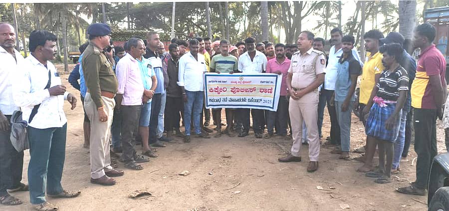 ಕಿಕ್ಕೇರಿ ಪೊಲೀಸ್‌ ಠಾಣೆ ವತಿಯಿಂದ ಶನಿವಾರ ನಡೆದ ಅಪರಾಧ ತಡೆ ಮಾಸಾಚರಣೆಯಲ್ಲಿ ಪಿಎಸ್‌ಐ ಜಯರಾಂ ಮಾತನಾಡಿದರು 