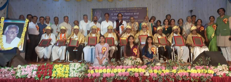 ಹೊನ್ನಾವರ ತಾಲ್ಲೂಕಿನ ಅರೆಅಂಗಡಿಯಲ್ಲಿ ಭಾನುವಾರ ನಡೆದ ಕಲಭಾಗ ಗೋವಿಂದ ಹೆಗಡೆ ಜನ್ಮಶತಮಾನೋತ್ಸವ ಕಾರ್ಯಕ್ರಮದಲ್ಲಿ ವಿವಿಧ ಕ್ಷೇತ್ರಗಳ ಸಾಧಕರನ್ನು ಸನ್ಮಾನಿಸಲಾಯಿತು 