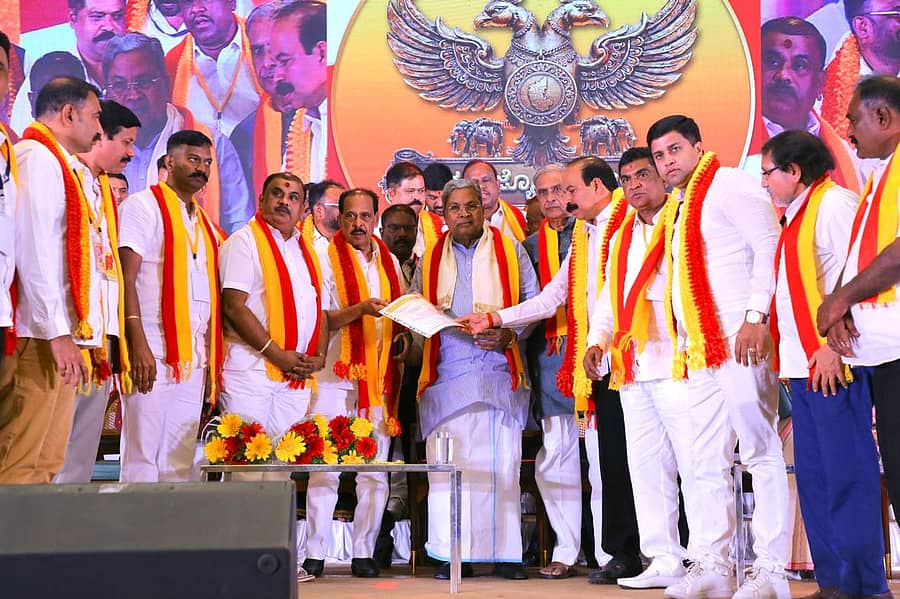 ಜನರಾಜ್ಯೋತ್ಸವ ಕಾರ್ಯಕ್ರಮದಲ್ಲಿ ಕನ್ನಡ ಪರ ಸಂಘಟನೆಗಳ ಭೈರಪ್ಪ ಹರೀಶ್‌ಕುಮಾರ್‌, ಟಿ.ಎ.ನಾರಾಯಣಗೌಡ, ಸಾ.ರಾ.ಗೋವಿಂದು, ಪ್ರವೀಣ್‌ ಕುಮಾರ್‌ ಶೆಟ್ಟಿ ಅವರು ಮುಖ್ಯಮಂತ್ರಿ ಸಿದ್ದರಾಮಯ್ಯ ಅವರಿಗೆ ಮನವಿ ಸಲ್ಲಿಸಿದರು. ವಿಧಾನ ಪರಿಷತ್ ಸಭಾಪತಿ ಬಸವರಾಜ ಹೊರಟ್ಟಿ ಮತ್ತು ಇತರರು ಉಪಸ್ಥಿತರಿದ್ದರು