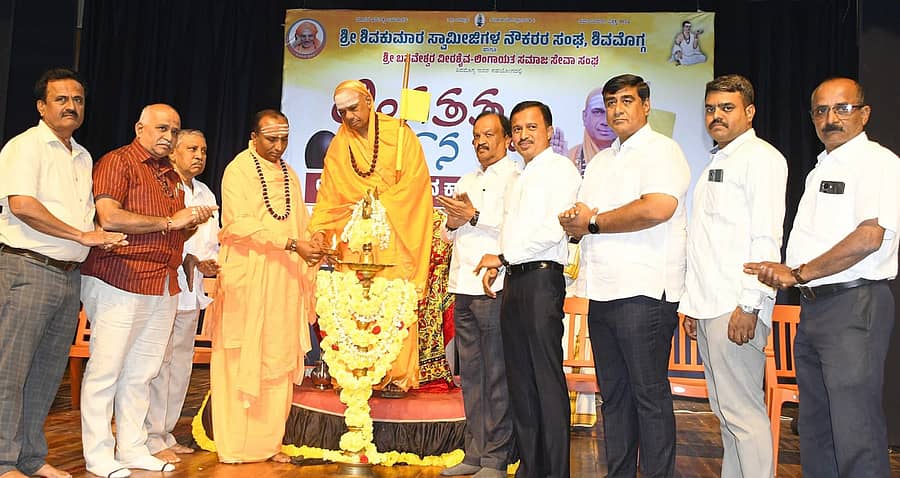 ಶಿವಮೊಗ್ಗದ ಡಾ.ಬಿ.ಆರ್. ಅಂಬೇಡ್ಕರ್ ಭವನದಲ್ಲಿ ನಡೆದ ‘ಲಿಂಗತತ್ವ ದರ್ಶನ’ ಆಧ್ಯಾತ್ಮಿಕ ಪ್ರವಚನ ಕಾರ್ಯಕ್ರಮವನ್ನು ವಾರಣಾಸಿಯ ಜಂಗಮವಾಣಿ ವಿದ್ಯಾವಾಚಸ್ಪತಿ ಚಂದ್ರಶೇಖರ ಶಿವಾಚಾರ್ಯ ಉದ್ಗಾಟಿಸಿದರು