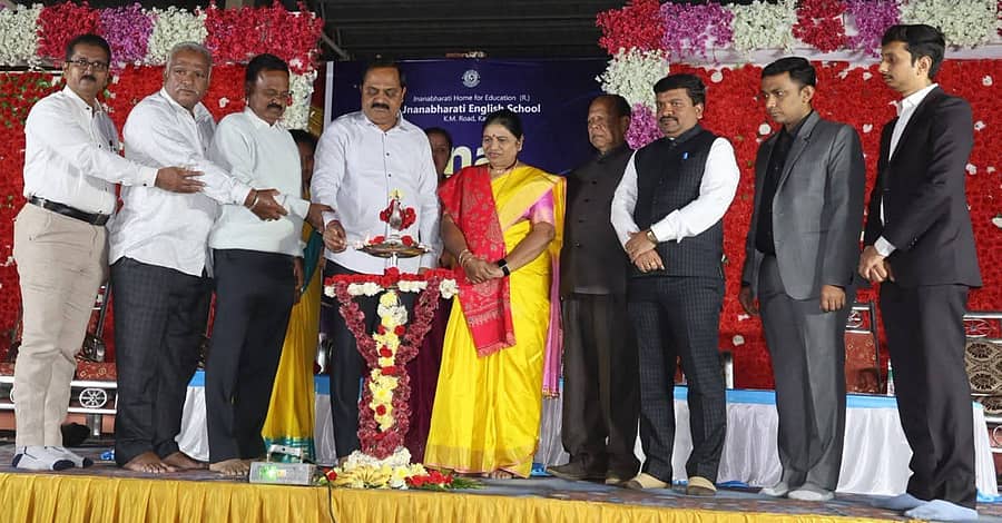 ಕಡೂರು ಜ್ಞಾನ ಭಾರತಿ ಇಂಗ್ಲೀಷ್ ಶಾಲೆಯ ‘ಜ್ಞಾನ ತರಂಗ’ ಕಾರ್ಯಕ್ರಮವನ್ನು ಡಾ.ಬಿ.ಆರ್‌.ಅಂಬೇಡ್ಕರ್‌ ಕ್ರೀಡಾಂಗಣದಲ್ಲಿ ಶಾಸಕ ಕೆ.ಎಸ್.ಆನಂದ್ ಉದ್ಘಾಟಿಸಿದರು. ಭಂಡಾರಿ ಶ್ರೀನಿವಾಸ್, ಸುಜಾತ ಕೃಷ್ಣಮೂರ್ತಿ, ಶರತ್ ಕೃಷ್ಣಮೂರ್ತಿ, ಡಾ.ಶರತ್ ಆರ್. ಯಜಮಾನ್, ಡಾ.ಅರುಣ್, ಮಂಜುನಾಥ್ ಭಾಗವಹಿಸಿದ್ದರು