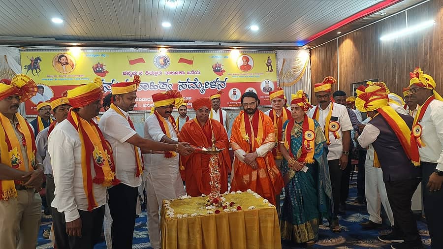 ಎಂ.ಕೆ.ಹುಬ್ಬಳ್ಳಿಯಲ್ಲಿ ಭಾನುವಾರ ಜರುಗಿದ ಚನ್ನಮ್ಮನ ಕಿತ್ತೂರು ತಾಲ್ಲೂಕು 3ನೇ ಕನ್ನಡ ಸಾಹಿತ್ಯ ಸಮ್ಮೇಳನವನ್ನು ಗಣ್ಯರು ಉದ್ಘಾಟಿಸಿದರು