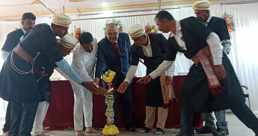 ಸೋಮವಾರಪೇಟೆ ಕೊಡವ ಸಮಾಜದ ಸಭಾಂಗಣದಲ್ಲಿ ನಡೆದ ಪುತ್ತರಿ ಊರೊರ್ಮೆ ಕಾರ್ಯಕ್ರಮವನ್ನು ಮಾಜಿ ಸಚಿವ ಎಂ.ಪಿ. ಅಪ್ಪಚ್ಚು ರಂಜನ್ ಉದ್ಘಾಟಿಸಿದರು